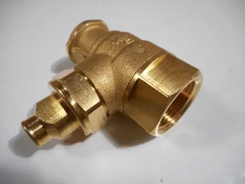 Kugelhahn aus Messing mit mehreren Anschlüssen, hergestellt von Remeha. Das Produkt zeigt eine schlichte Bauform und ist für Rohrsysteme konzipiert.